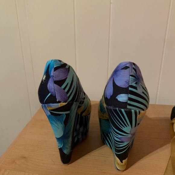 Bucco wedge tropical flower - Picture 3 of 3